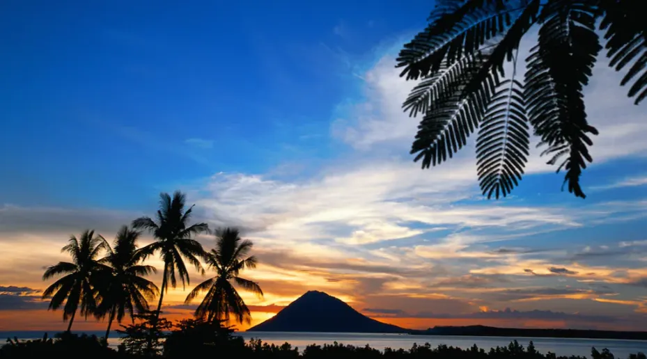 한국 여행객들이 움직이고 있다! 이젠 '치앙마이 한달살기'는 옛말, 성지는 바로 이곳 "마나도" (1편: 항공·비자·비용 완벽 분석) 2 마나도 여행의 환상적인 일몰 노을과 화산 섬 실루엣 절경