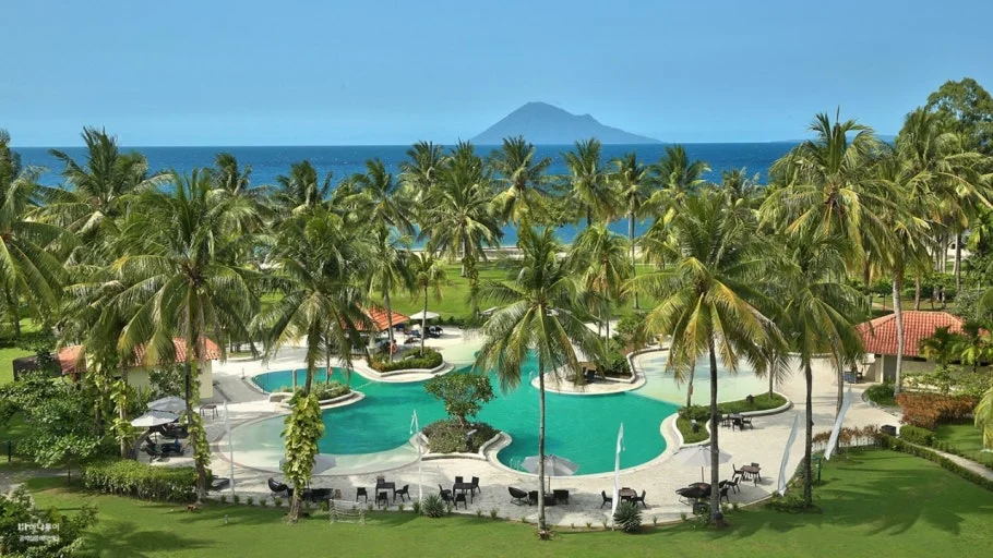 한국 여행객들이 움직이고 있다! 이젠 '치앙마이 한달살기'는 옛말, 성지는 바로 이곳 "마나도" (1편: 항공·비자·비용 완벽 분석) 8 마나도 여행 추천 럭셔리 리조트 오션뷰 수영장과 화산 전경