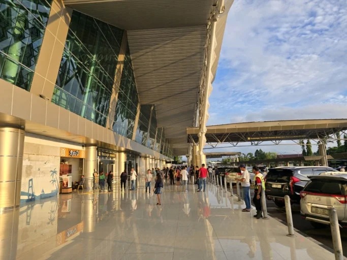 한국 여행객들이 움직이고 있다! 이젠 '치앙마이 한달살기'는 옛말, 성지는 바로 이곳 "마나도" (1편: 항공·비자·비용 완벽 분석) 6 마나도 여행의 시작 샘 라툴랑이 국제공항 도착 및 이동 경로