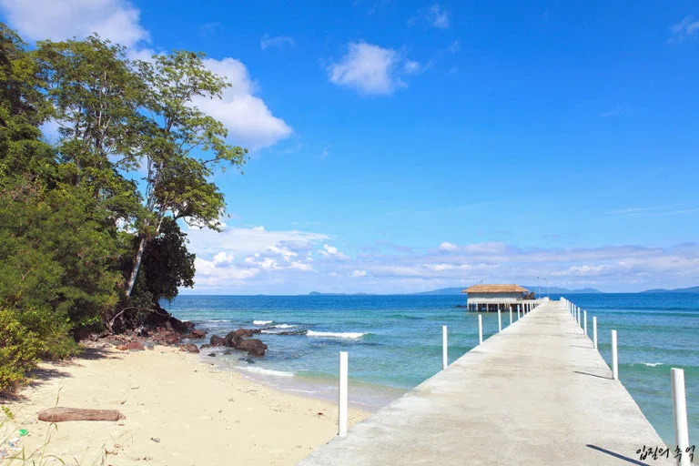 한국 여행객들이 움직이고 있다! 이젠 '치앙마이 한달살기'는 옛말, 성지는 바로 이곳 "마나도" (1편: 항공·비자·비용 완벽 분석) 3 마나도 여행 사진 찍기 좋은 해변 선착장 다리와 푸른 바다
