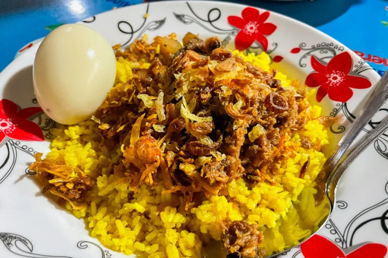 "치앙마이 대신 여기?" 마나도 지상낙원 명소 TOP 5와 절대 실패 없는 맛집 리스트 7 마나도 여행 별미 전통 음식 노란색 쌀밥 나시 쿠닝 상차림