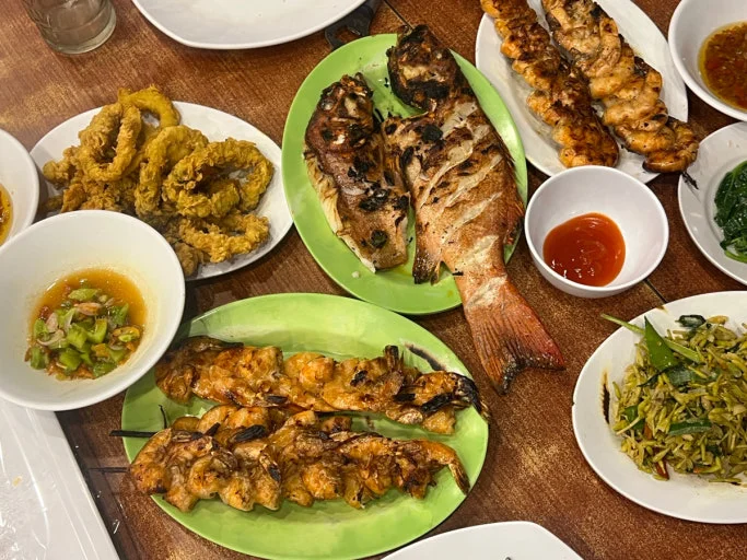 "치앙마이 대신 여기?" 마나도 지상낙원 명소 TOP 5와 절대 실패 없는 맛집 리스트 8 마나도 여행에서 즐기는 푸짐한 생선 구이와 해산물 요리 한 상