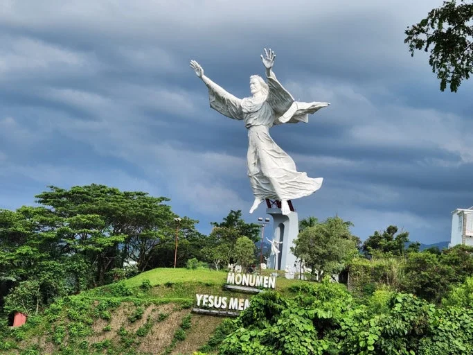 한국 여행객들이 움직이고 있다! 이젠 '치앙마이 한달살기'는 옛말, 성지는 바로 이곳 "마나도" (1편: 항공·비자·비용 완벽 분석) 4 마나도 여행 필수 코스 세계적인 규모의 축복하는 예수상 명소
