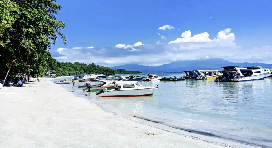 "치앙마이 대신 여기?" 마나도 지상낙원 명소 TOP 5와 절대 실패 없는 맛집 리스트 2 마나도 여행 최고의 액티비티 부나켄 국립공원 스노클링 체험
